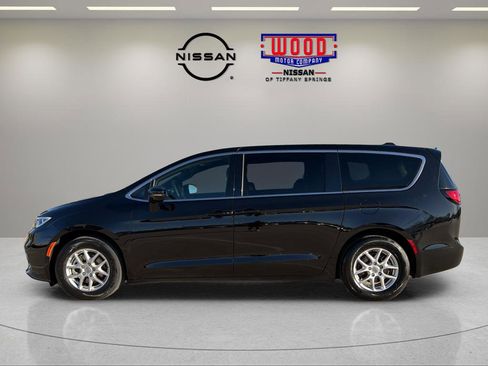 Used 2025 Chrysler Pacifica Select image 5