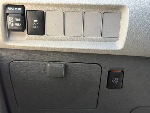 Used 2020 Toyota Sienna XLE image 36