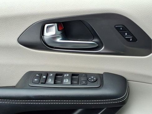 Used 2023 Chrysler Pacifica Touring-L FWD image 17