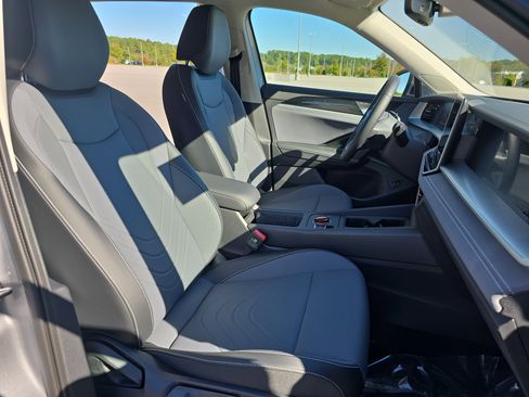 New 2025 Volkswagen Tiguan SE image 10