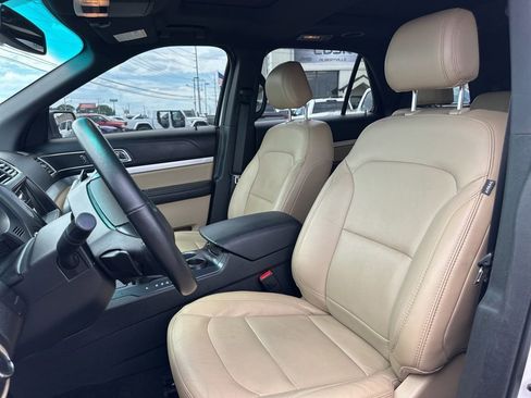 Used 2017 Ford Explorer XLT w/ Equipment Group 202A FWD image 32