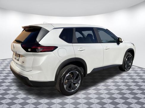 Used 2025 Nissan Rogue SV image 3