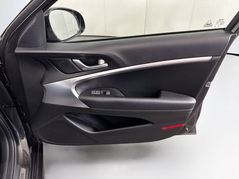 Used 2025 Genesis G70 2.5T RWD image 32