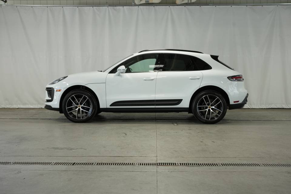 Certified 2025 Porsche Macan AWD/4WD image 2