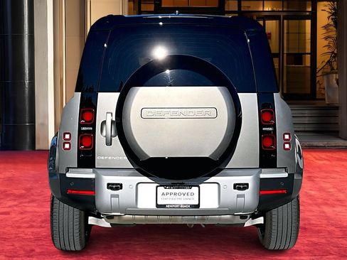 Used 2025 Land Rover Defender 110 S image 3