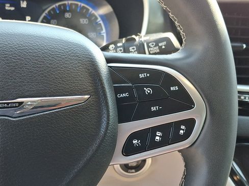 Used 2024 Chrysler Pacifica Touring-L FWD image 24