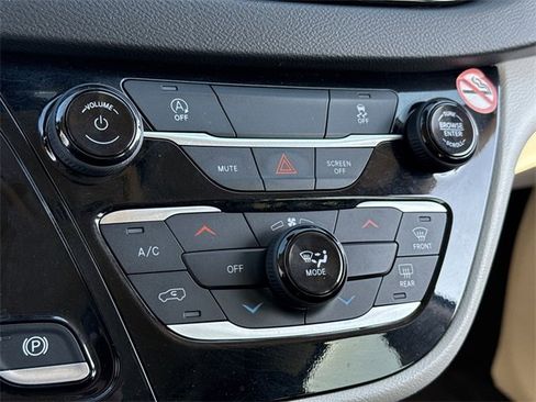 Used 2024 Chrysler Voyager LX image 21