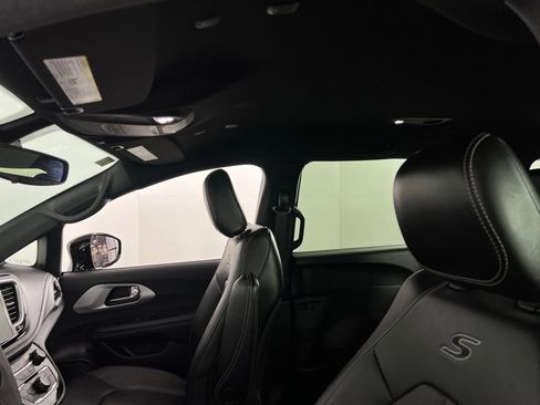 Certified 2024 Chrysler Pacifica Limited image 24