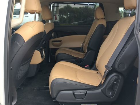 Used 2024 Kia Carnival EX image 14