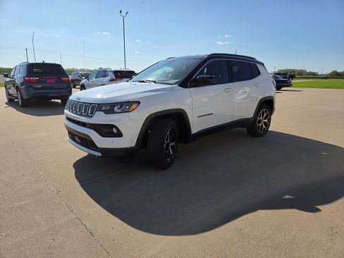Used 2025 Jeep Compass Limited AWD/4WD image 4