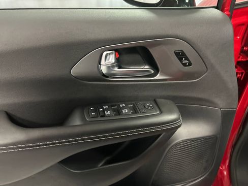 New 2026 Chrysler Pacifica Select image 12