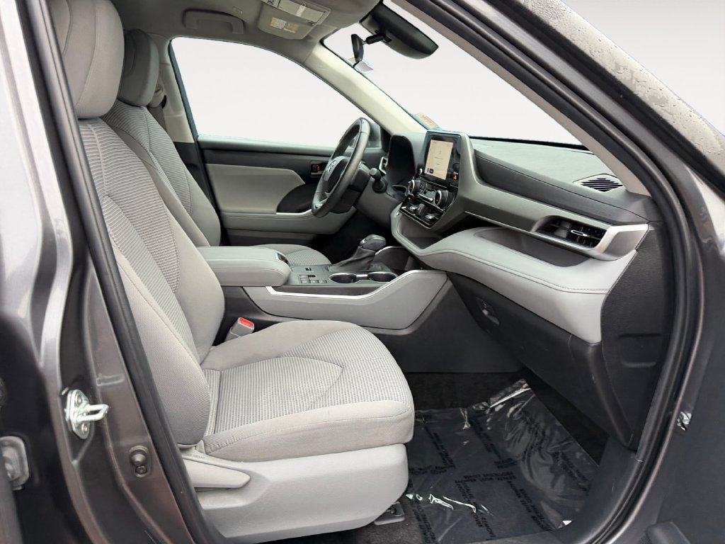 Used 2023 Toyota Highlander LE FWD image 24