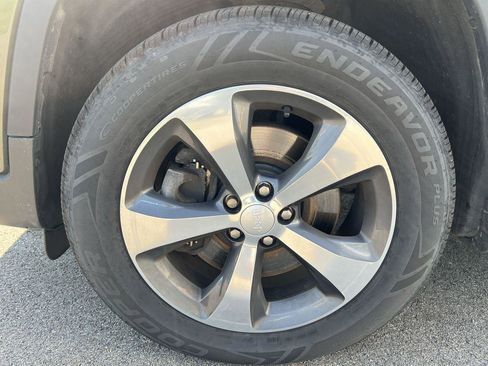 Used 2019 Jeep Cherokee Limited image 32