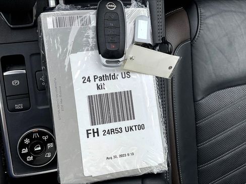 Used 2024 Nissan Pathfinder Platinum image 10