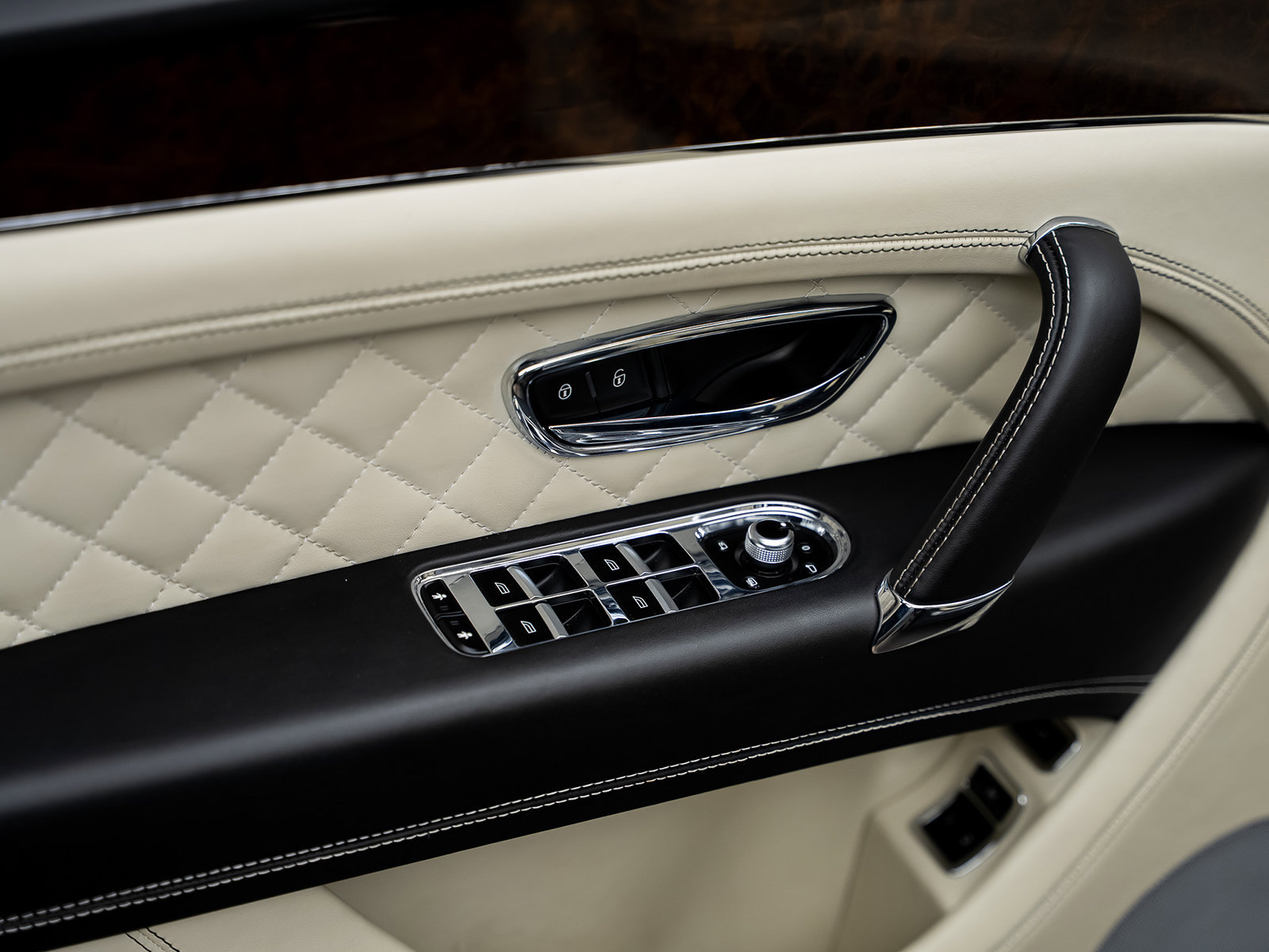 Used 2018 Bentley Bentayga AWD/4WD image 61