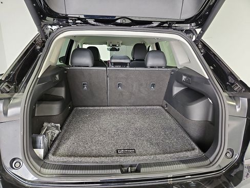 Certified 2025 Volkswagen Tiguan SE FWD image 12