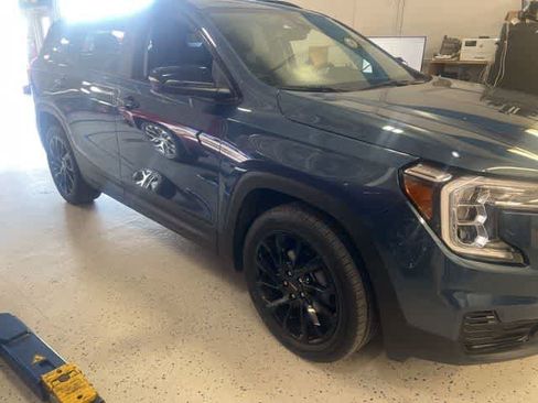 Used 2024 GMC Terrain SLE w/ Driver Convenience Package image 3