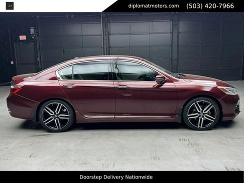 Used 2017 Honda Accord Touring image 8