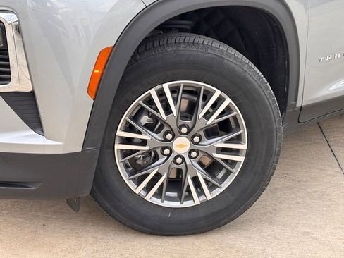 Used 2025 Chevrolet Traverse LT image 2