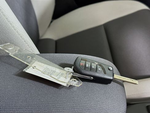 Used 2025 Toyota Corolla LE image 32