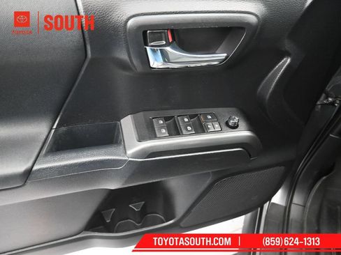 Used 2020 Toyota Tacoma TRD Off-Road AWD/4WD image 31