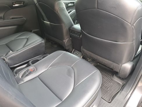 Used 2021 Toyota Highlander XLE FWD image 11