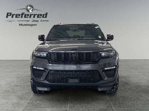 New 2025 Jeep Grand Cherokee Limited w/ Trailer Tow Package AWD/4WD image 11