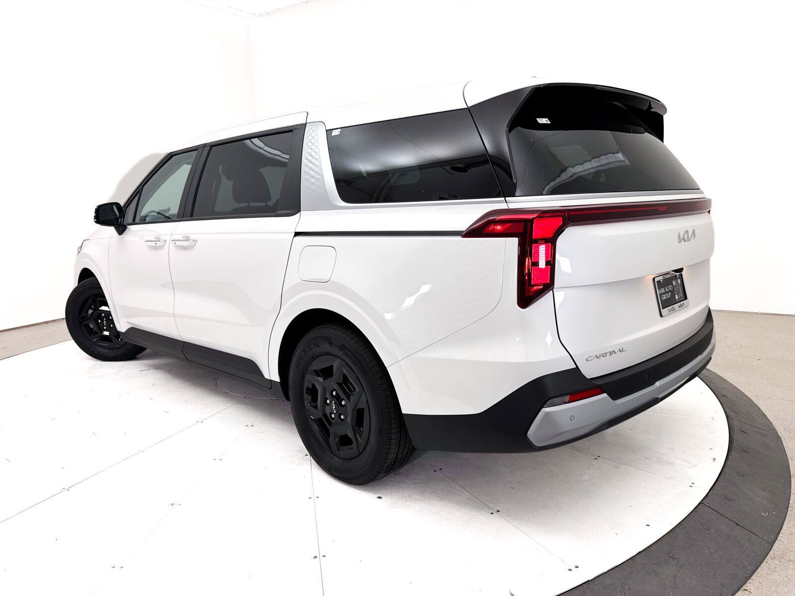 Used 2026 Kia Carnival FWD image 2
