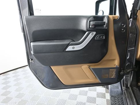 Used 2014 Jeep Wrangler Unlimited Sahara w/ Connectivity Group AWD/4WD image 18
