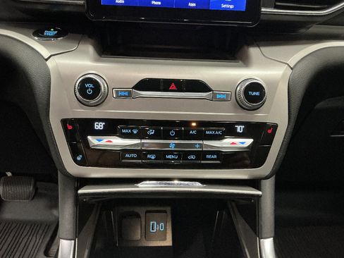 Used 2021 Ford Explorer XLT w/ Equipment Group 202A AWD/4WD image 18