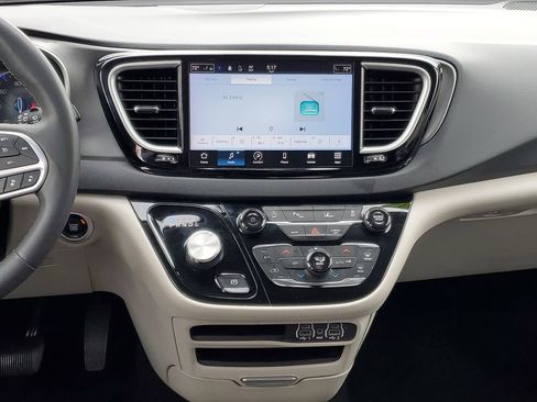 Used 2023 Chrysler Pacifica Touring-L FWD image 27