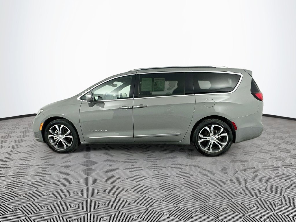 Used 2024 Chrysler Pacifica Pinnacle w/ Trailer Tow Group FWD image 7