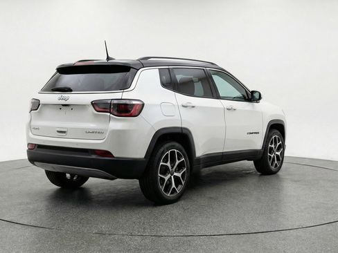 Used 2025 Jeep Compass Limited image 7