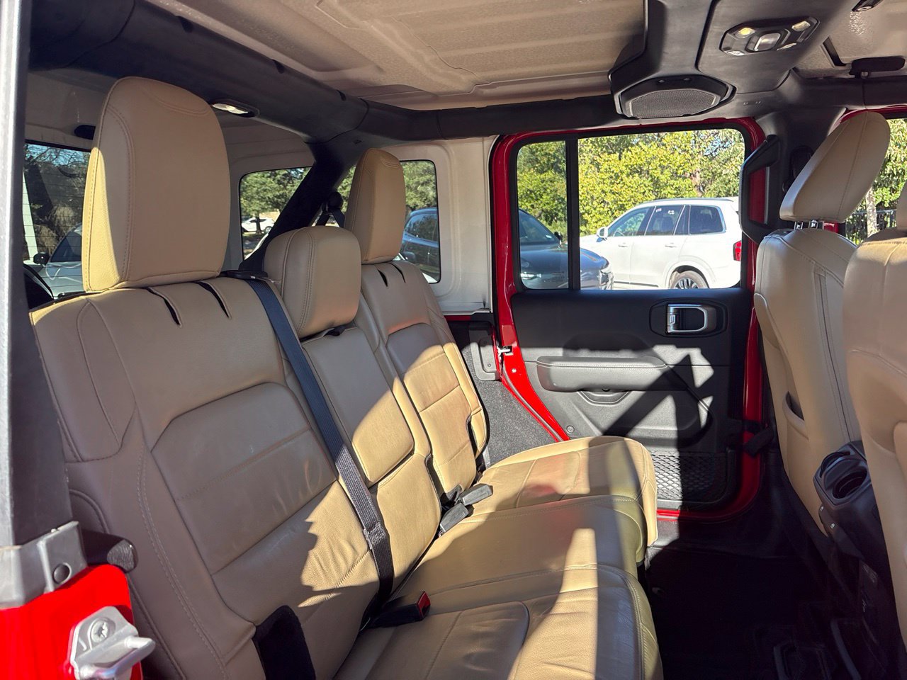 Used 2019 Jeep Wrangler Unlimited Sahara AWD/4WD image 12