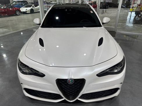 Used 2017 Alfa Romeo Giulia Quadrifoglio image 2