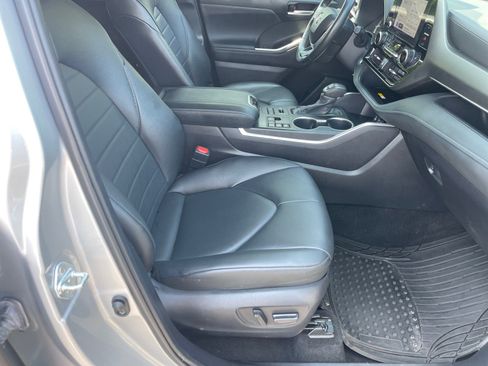 Used 2024 Toyota Highlander XLE AWD/4WD image 19