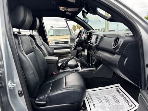 Used 2021 Toyota Tacoma TRD Off-Road w/ TRD Premium Off Road Package AWD/4WD image 12