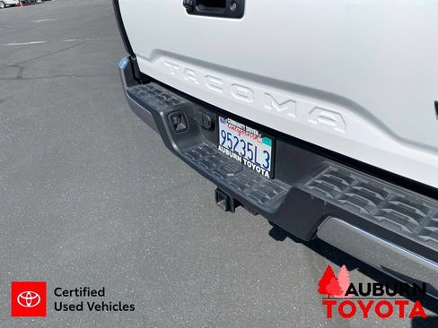 Certified 2022 Toyota Tacoma TRD Off-Road AWD/4WD image 13