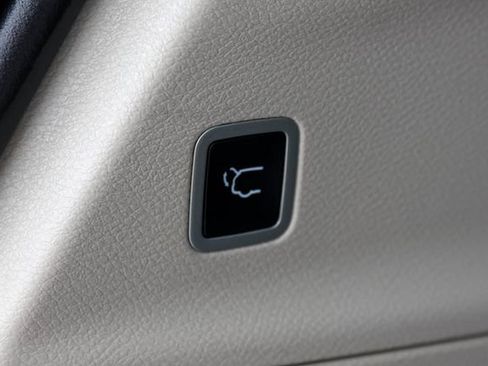 Used 2023 Chrysler Voyager LX FWD image 9