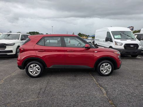 Used 2022 Hyundai Venue SE w/ Cargo Package FWD image 3