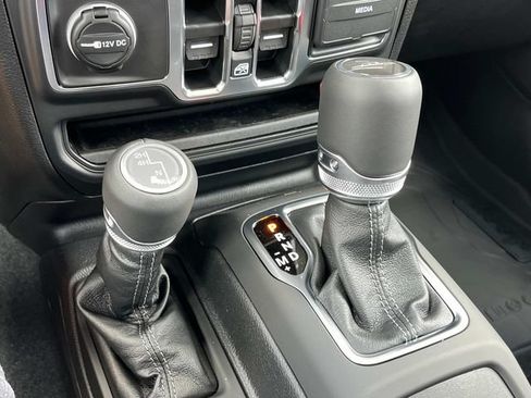 Used 2025 Jeep Gladiator Sport AWD/4WD image 19