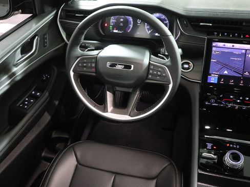 New 2025 Jeep Grand Cherokee Limited w/ Luxury Tech Group II AWD/4WD image 15