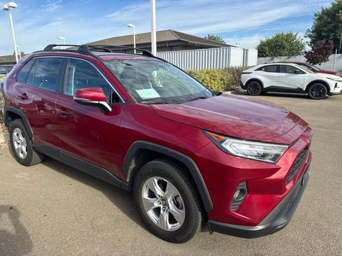 Used 2020 Toyota RAV4 XLE w/ Convenience Package AWD/4WD image 4