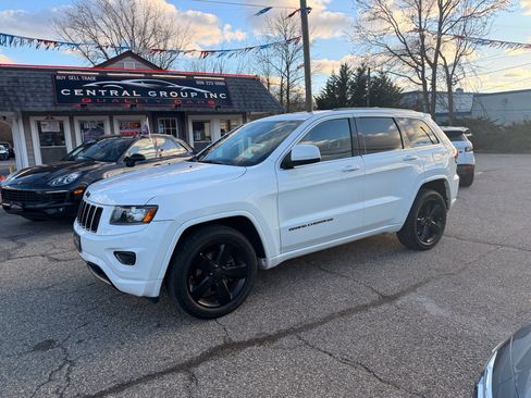 Used 2015 Jeep Grand Cherokee Altitude image 2