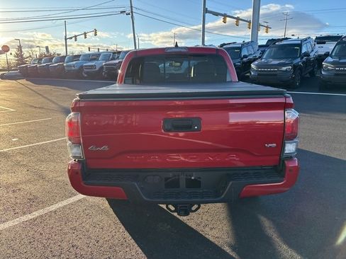 Used 2022 Toyota Tacoma Limited image 4