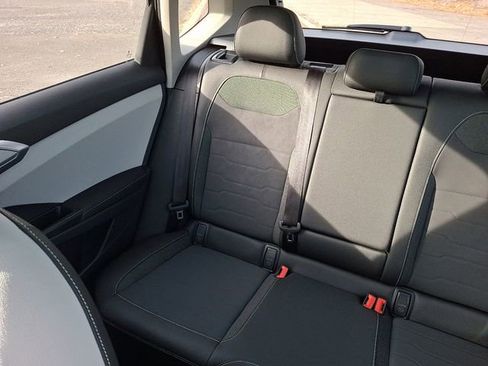 Certified 2025 Volkswagen Taos SE w/ Panoramic Sunroof Package image 17