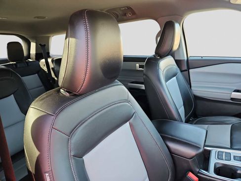 Used 2022 Ford Explorer XLT w/ Equipment Group 202A image 17