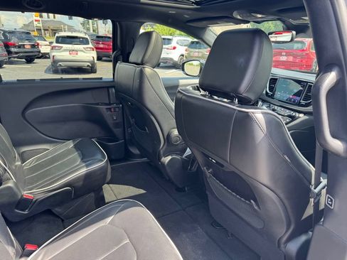 Used 2025 Chrysler Pacifica Limited FWD image 29