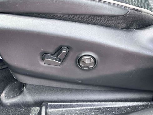 Used 2025 Chrysler Pacifica Limited FWD image 16