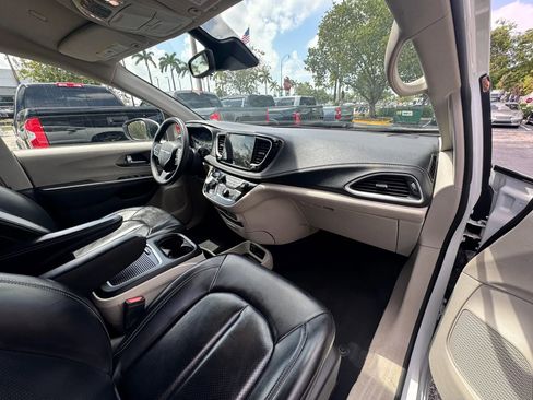 Used 2023 Chrysler Pacifica Touring-L AWD/4WD image 16